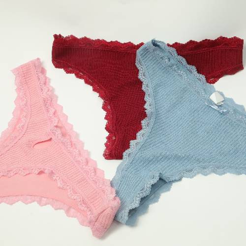string avec de petit dentelle sur les bords