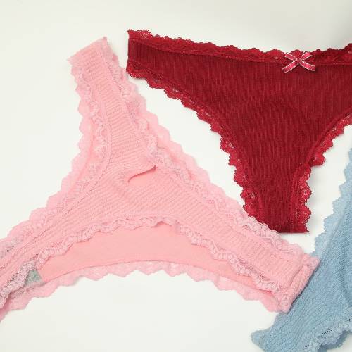 string en dentelle