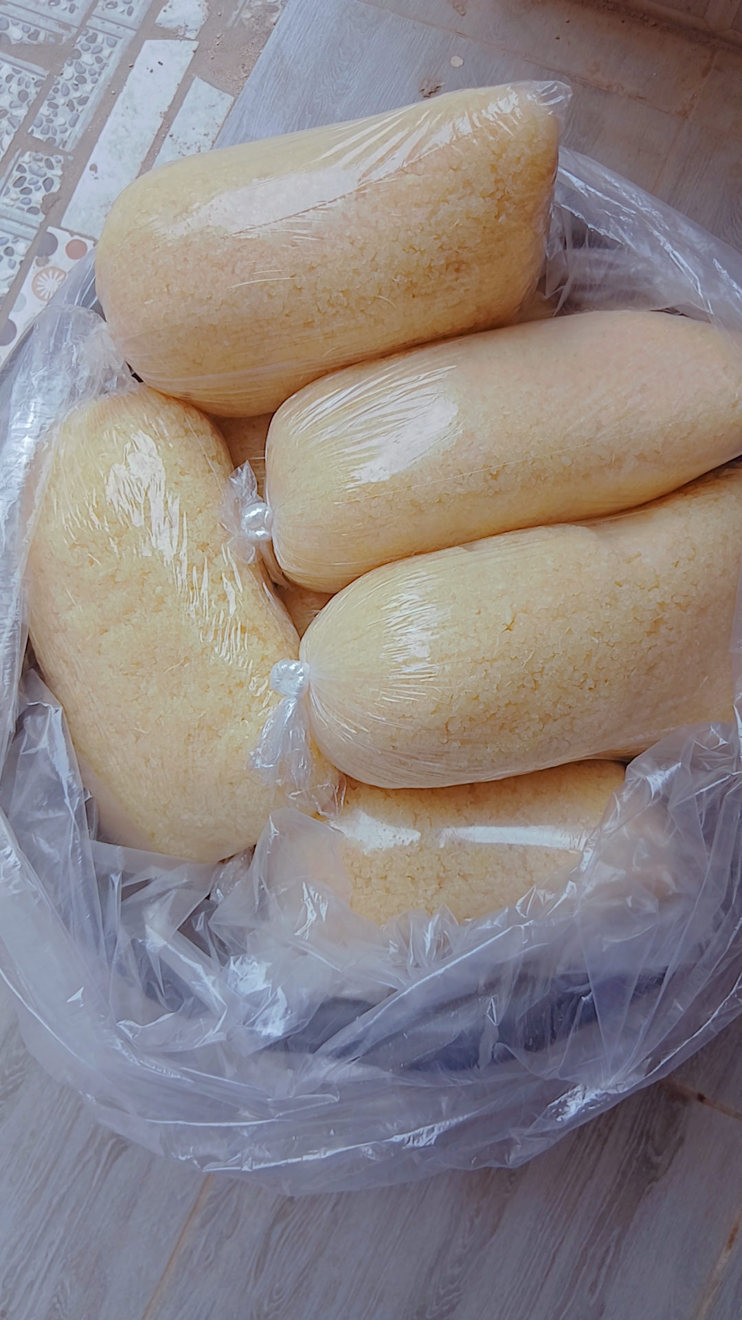 Attieké, jus , œufs,  produits vivrier sec moulu
